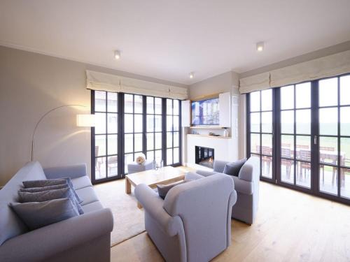 Dranske Villa | Reetland am Meer - LuxusPlus Reetdachvilla mit 4 Schlafzimmern, Sauna und Kamin G14