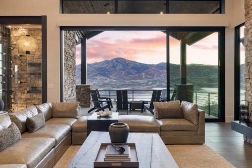 Hideout House | Reflection by AvantStay Sleeps 18 Lake Views Hot Tub Game Room