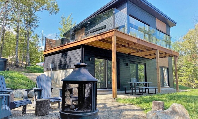 Les Eboulements Ski Chalet | Refuge 2: Ultimate Retreat, Spa and River View