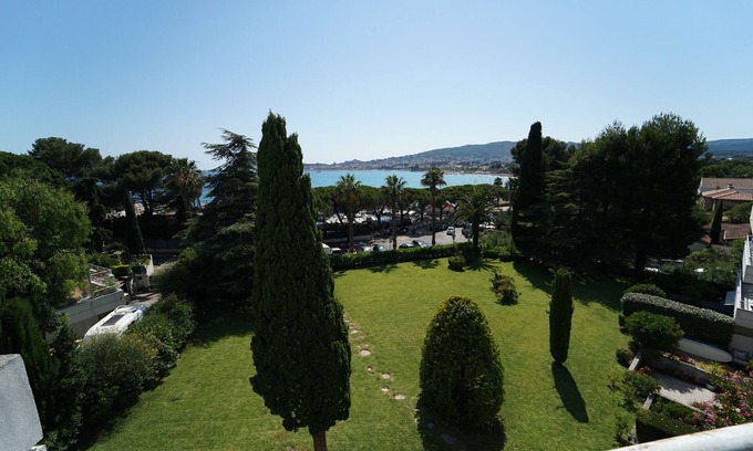 La Ciotat Apartment | refurbished T3 Terrace sea view in Saint Jean area parking space