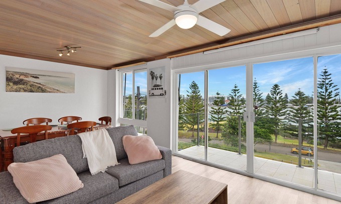 The Entrance North Apartment | Regency Court 6, refurbished apartment next to the ocean