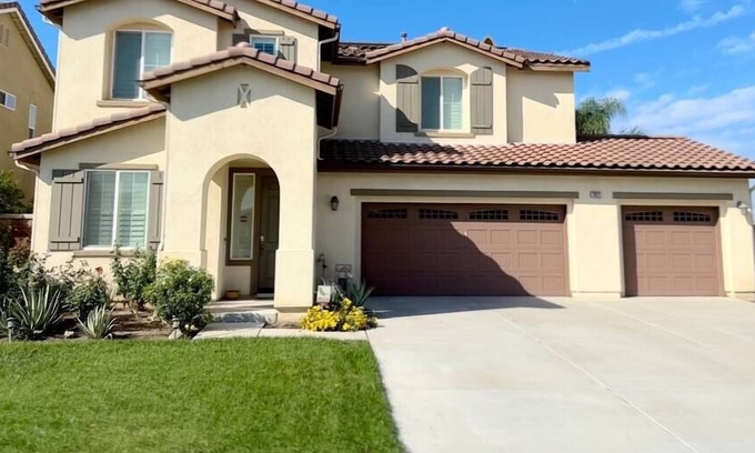 Eastvale House | Regency Eastvale newly refreshed 4BR 3BA-Sleeps 10