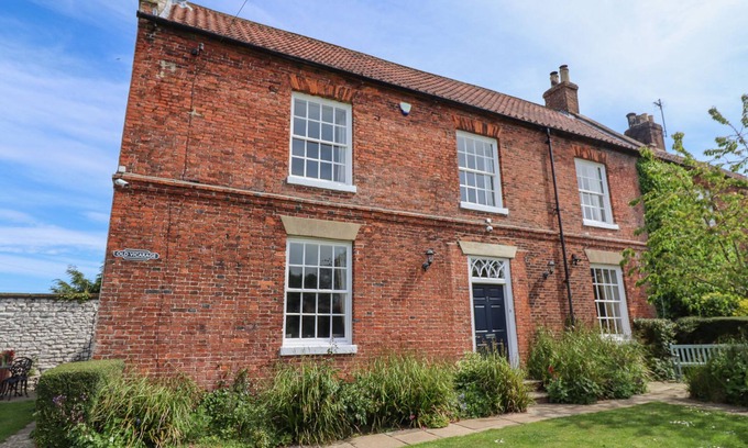 Reighton Cottage | REIGHTON HOUSE, pet friendly, with open fire in Filey