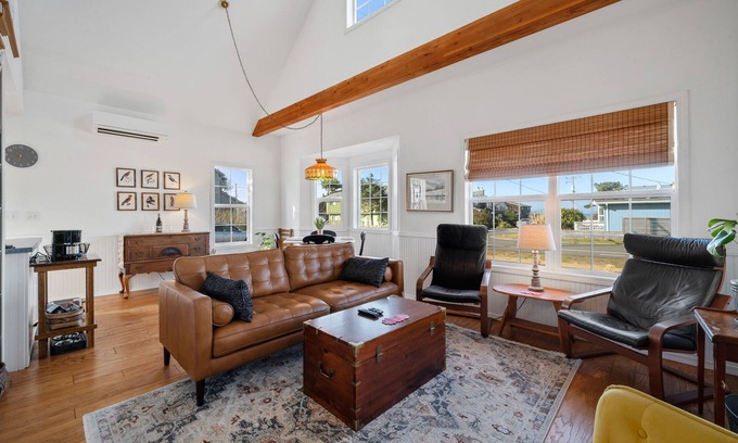 Manzanita House | Relax and unwind in a tranquil space one block from the beach