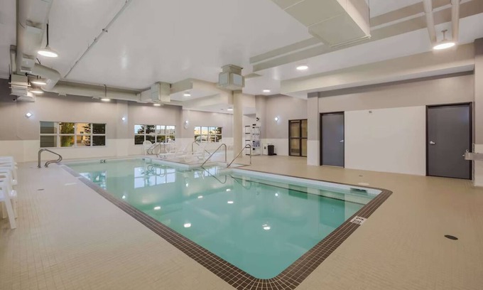Calgary Hotel | Relax and Unwind in Affordable Room with Swimming Pool and Free Shuttle