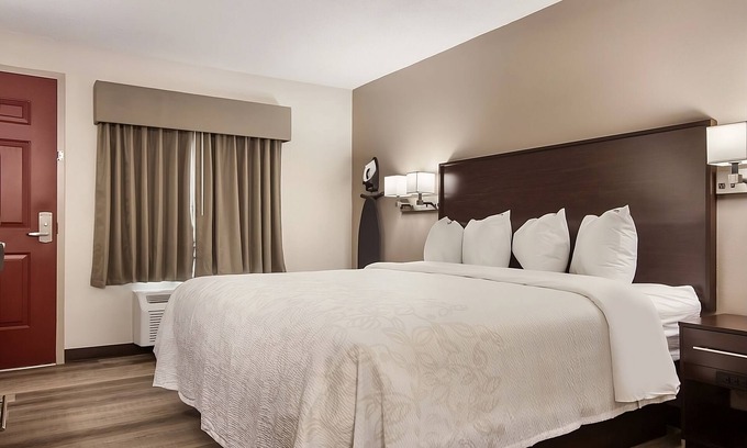 Erie Hotel | Relax and Unwind! Pet-Friendly Accommodation with FREE Parking!