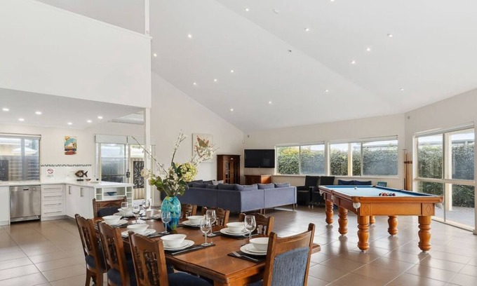 Falcon House | Relax at Falcon By The Bay