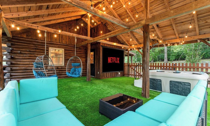 Branson Cabin | Relax at Hillside Haven:2BR Log Cabin with Hot Tub
