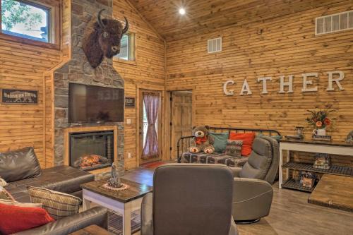 Reeds Spring House | Relax Fireside Family-Friendly Branson West Cabin