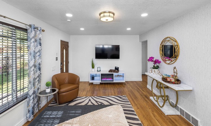 Twin Lakes House | Relax in Style - Modern 3-Bedroom Home with all the Amenities