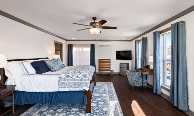 Parkville Apartment | Relax KingBed Walkable to Eateries and Shops