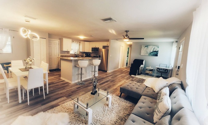 Interchange Square House | Relax & Retreat π‘w/massage chair 15min π π«π½ π£