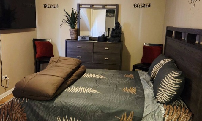 West Pullman Apartment | Relax & Unwind in This Comfortable 3BR Unitn