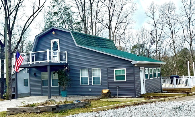 Sloans Valley Cabin | Relax with family and friends in this peaceful cabin right off the boat ramp!