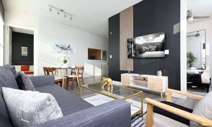 King William Apartment | Relaxing 2BR w Gym, Pkng , Near King Wms & Towers