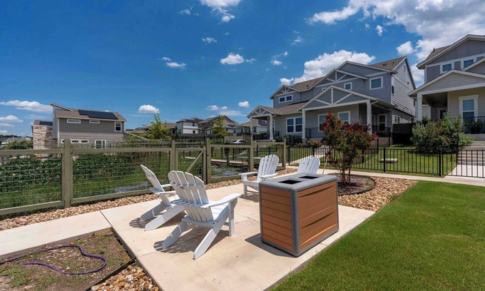 Manor House | Relaxing 3BR Retreat! Incredible Location! Community Pool & Gym.