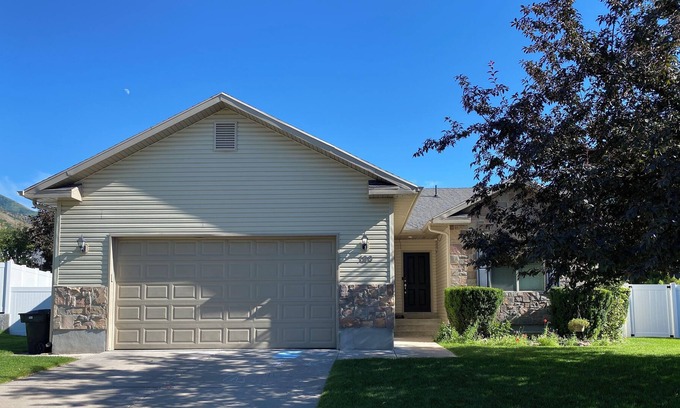 Providence House | Relaxing area for family or business. Near Logan, USU, hiking, skiing,& biking.