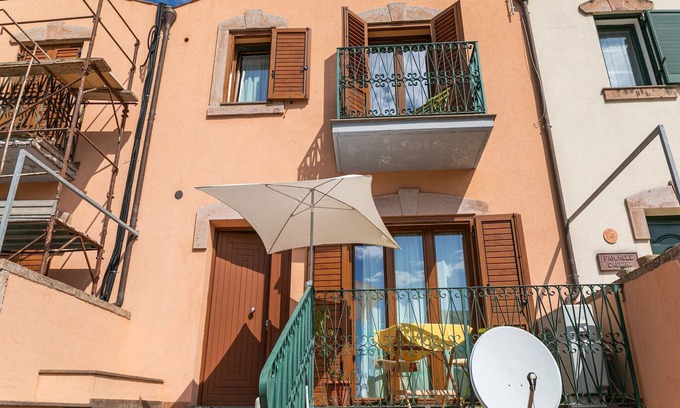 Bosa Historic Centre House | Relaxing Bosa Stay with Veranda