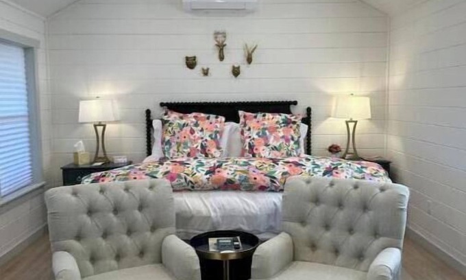 Fredericksburg Cottage | Relaxing cottage with private hot tub and firepit in the heart of wine country