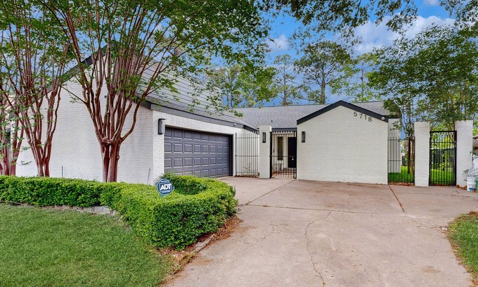 Northside House | Relaxing dog friendly home with deck and elegant kitchen - minutes to Downtown