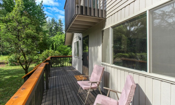Rollingbay House | Relaxing dog-friendly house with private yard & entertainment - walk to the beach