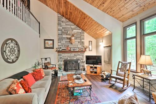 Sybertsville House | Relaxing Eagle Rock Resort Home - 1 Block to Lake!