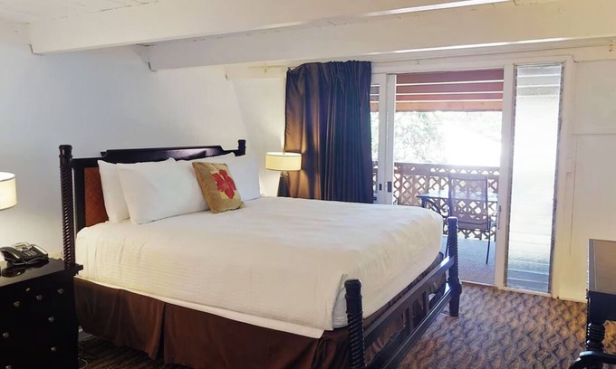 Kaunakakai House | Relaxing Garden View Room: Access to Ocean Front Outdoor Pool | Free Parking
