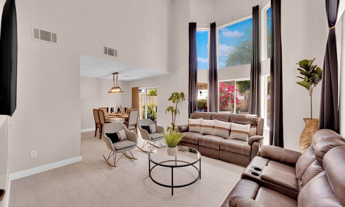 Sunrise Manor House | Relaxing Retreat 3-bedroom house 15min to Strip