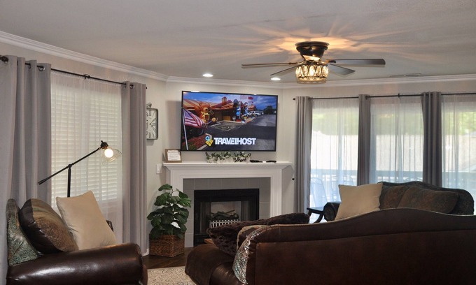 Table Rock Condo | "Relaxing Retreat" No Stairs~Indoor Pool~Wifi~Lake View~Golf~Trout~Pickleball