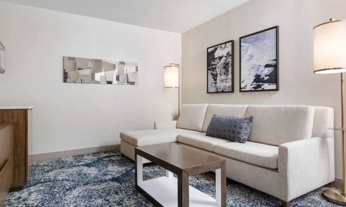 Northeast Virginia Beach Hotel | Relaxing Stay! 4 Convenient Units, Onsite Pool, Close to Cape Henry Lighthouse