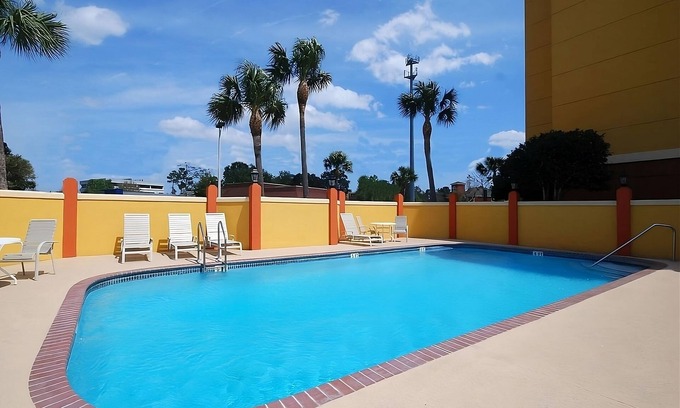 Southside Hotel | Relaxing Stay Minutes from Jacksonville Beaches & Downtown! Pool & Parking!