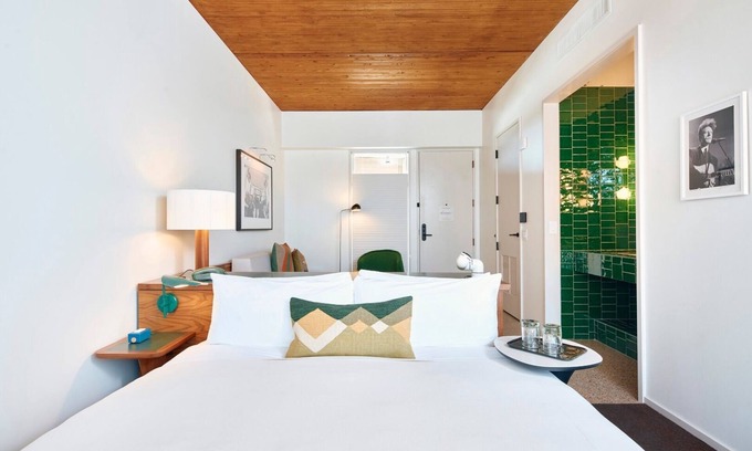 Travis Heights House | Relaxing Studio Room w/Balcony | Outdoor Swimming Pool | Near Downtown Austin