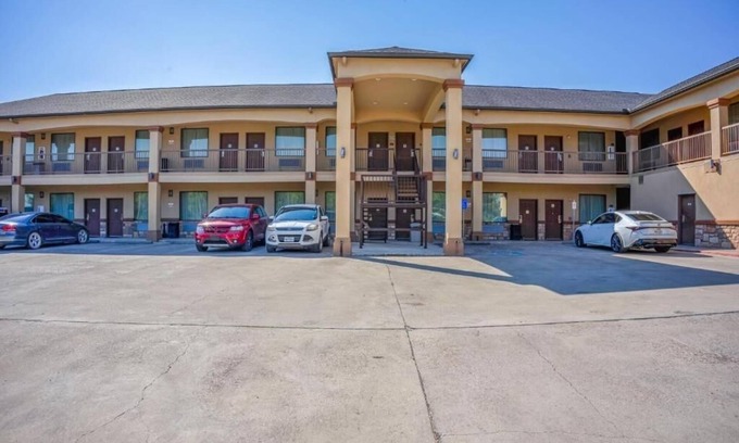 Moulton Hotel | Relaxing Unit Near Tracie’s Bar With Parking And Daily Breakfast