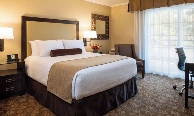 Barron Park Hotel | Relaxing Unit with Heated Pool, Free Breakfast & Parking Near Stanford