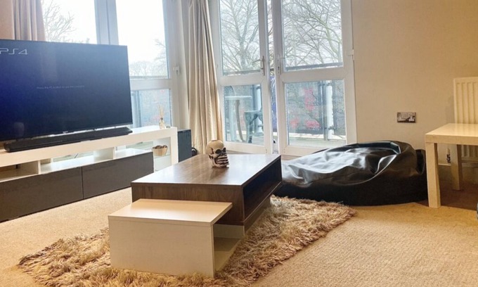 Cheltenham Apartment | Remarkable 2-Bed Apartment in Cheltenham