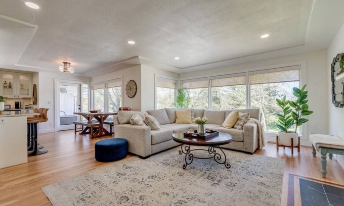 Saint Paul Other | Remodeled cozy farmhouse on a 100 acre hazelnut orchard!