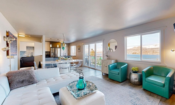 Chelan Condo | Remodeled & updated condo w/WiFi, lake & mountain views - close to the marina