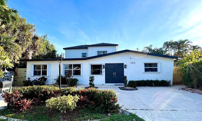 Middle River Terrace House | Renovated 5BR/3BA Home w/Pool