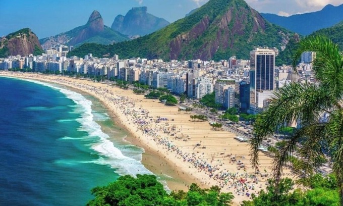 Leme Apartment | Renovated apartment with view of Copacabana beach 200 meters away