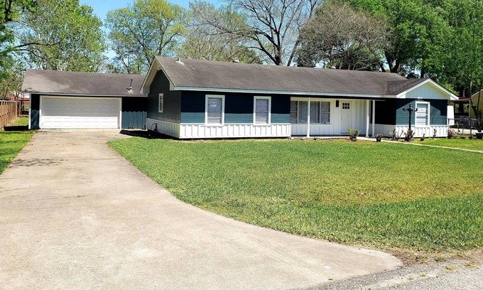 Baytown House | Renovated family retreat in Baytown, TX! Sleeps 10 comfortably!