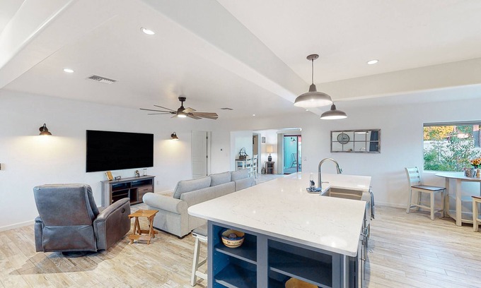 Sam Hughes House | Renovated home, private outdoor living, indoor bar, W/D & AC - 2 mi to downtown