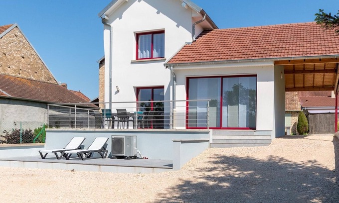 Rigny Cottage | Renovated house by the Saône with terrace and garden
