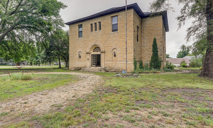 Florence House | Renovated Schoolhouse w/Piano & Private Deck!