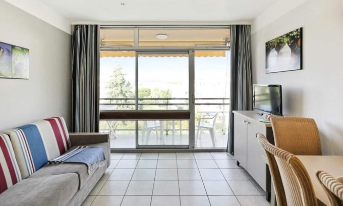 Saint-Laurent-du-Var Apartment | Residence Pierre & Vacances Héliotel Marine - Studio 4 people - 1 sleeping area - Air conditioning