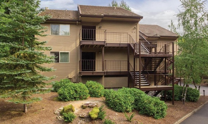 Welches Apartment | Resort Villas Adjacent to Beautiful Mt Hood National Forest