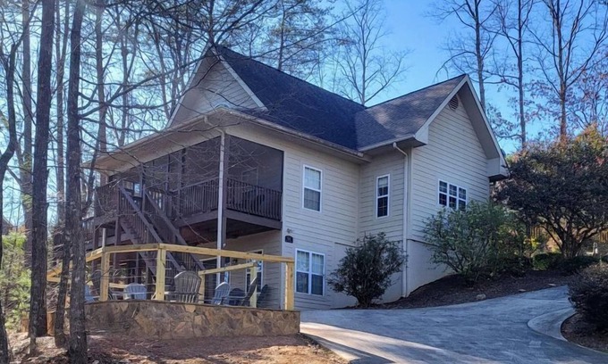 Helen House | Rest and Be Thankful - Modern Family Retreat w/Hot tub Near Downtown Helen