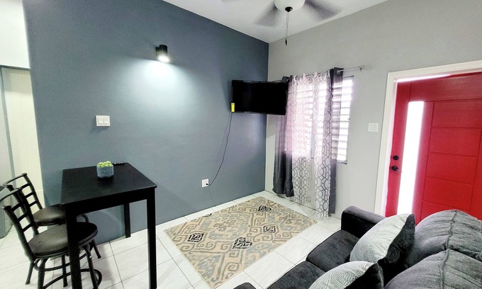 Ottleyʼs Apartment | Rest Easy Suite #4 with Mountain and Sea Views