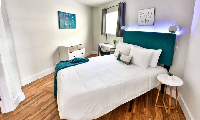 The Roads Condo | ✨Rest + EAT + SHOP | NEW ONE BEDROOM PLUS FREE PARKING