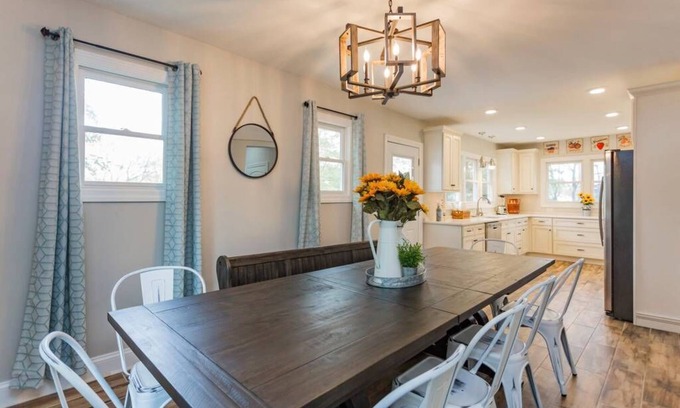 Greenwood House | Restaurants, coffee shops, breweries walking distance. 6 minute drive downtown.