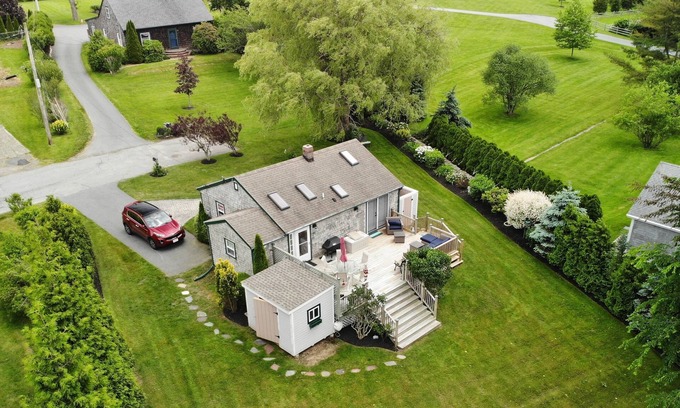 Middletown House | Restful,SUNNY Cottage in the midst of it all - BEACHES,RESTAURANTS,SHOPPING etc!